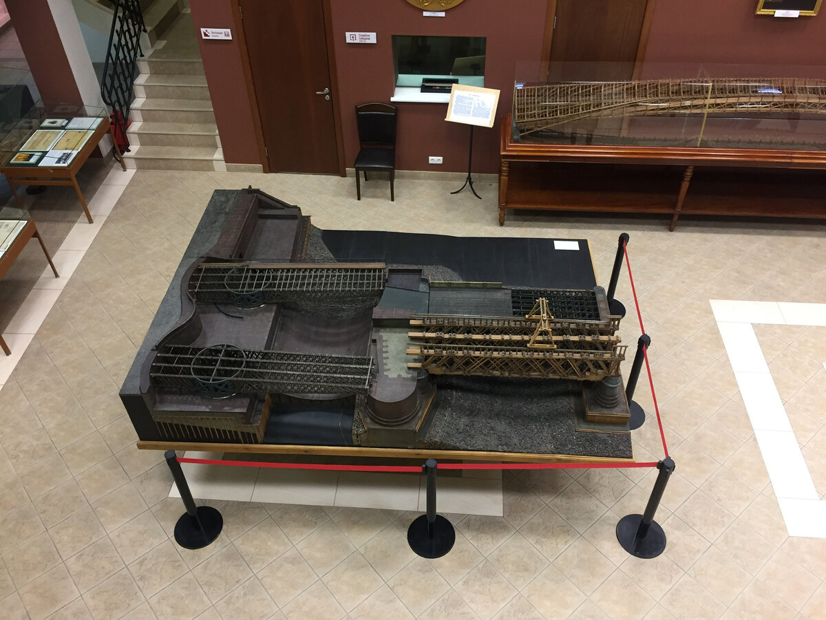 Макет Благовещенского моста - первого постоянного моста через Неву. Вид со второго этажа музея 