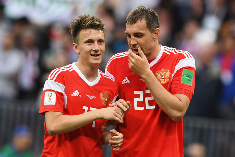 Головин и Дзюба обсуждают план