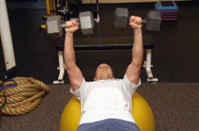 Стоит ознакомиться, какие самые эффективные нагрузки позволят быстрее накачать мышцы пресса: