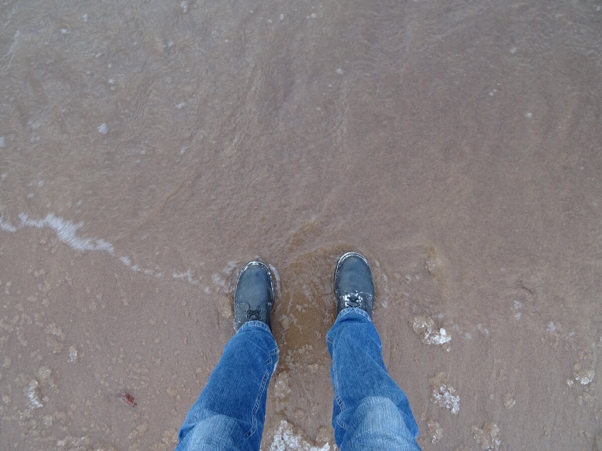 Я бы уберегла вас от разувания (дождитесь в крайнем случае июля), но если в водозащитных ботинках, то пожалуйста!