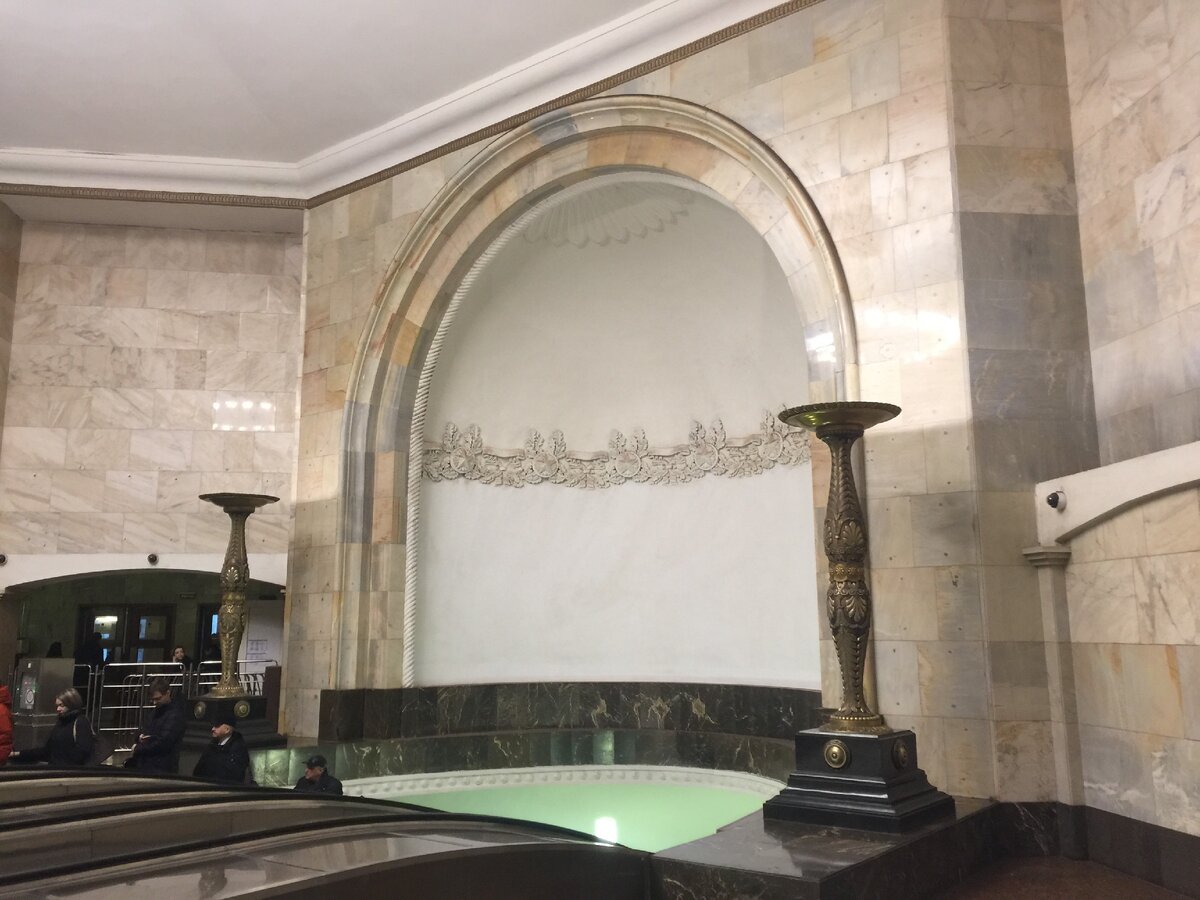 Вот такие виды в фойе Вестибюля станции