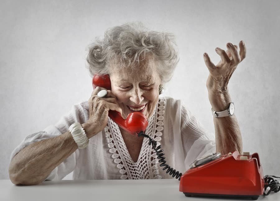 Тетке неожиданно. Бабушка с телефоном. Старушка с телефоном. Бабушка с телефонной трубкой. Старушка разговаривает по телефону.