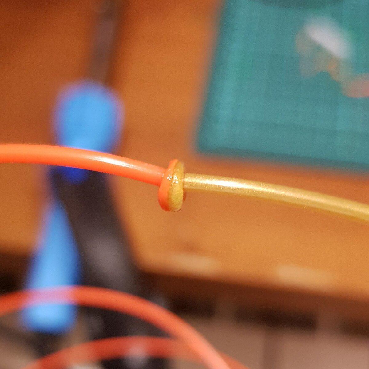 Обкусываем с 4-х сторон бокорезами