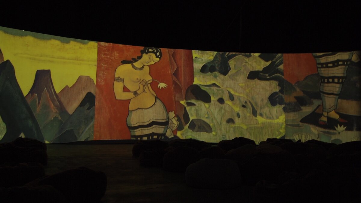 На переднем плане видны пуфики, а я снимаю со стульев.