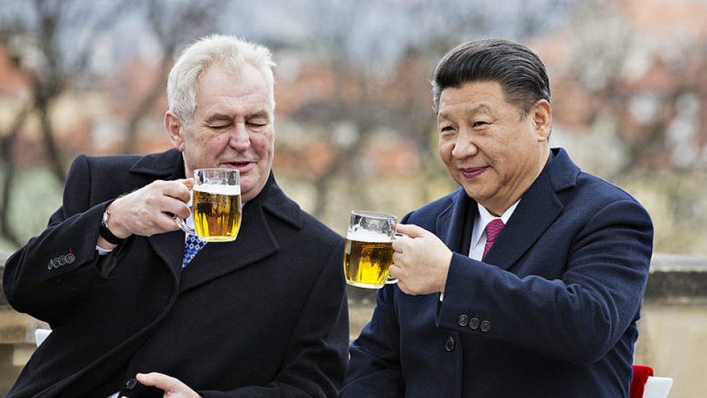 Милош Земан с президентом Китая Си Цзиньпином во время его визита в Чешскую Республику в 2016 году.  