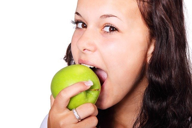 Почему полезно есть яблоки?