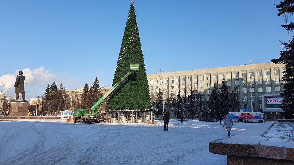 Старую ёлку в Кемерово решили заменить из-за многочисленных поломок. Фото: kem kp