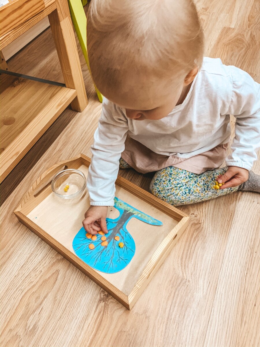 Дочь работает с пластилином