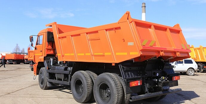 Самосвал КАМАЗ 65111 вид сзади