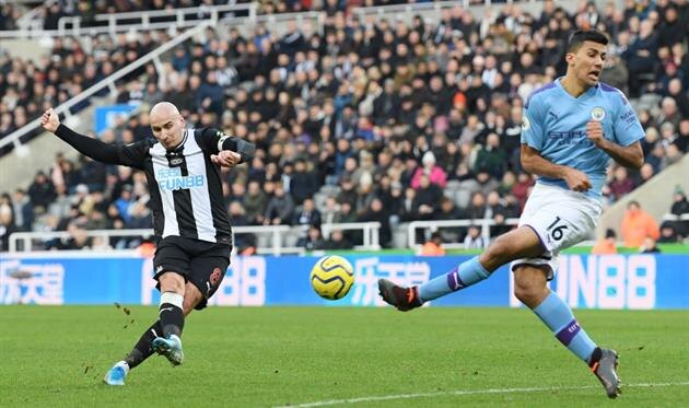 Шелви забивает Манчестер Сити