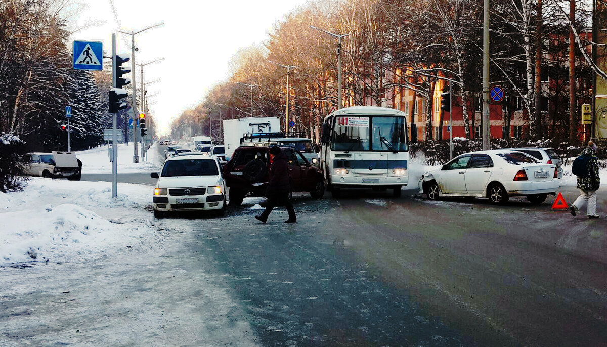Битые машины перегородили три полосы из четырёх