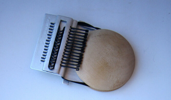 
Вот эта причудливая штука – машинка для штопки чулок и носков. Конкретно эта модель была выпущена в 1957 году на промкомбинате Свердловского райсовета. Для того,чтобы штопать чулок или носок было удобнее, его следовало натянуть на деревянный «грибок».

