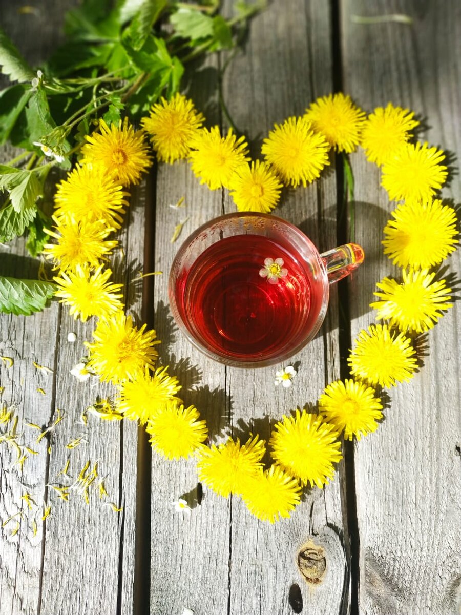 "Среди сотни общих знакомых
и десятка фальшивых друзей
она делает вид, что смеется,
я стараюсь не думать о ней... "