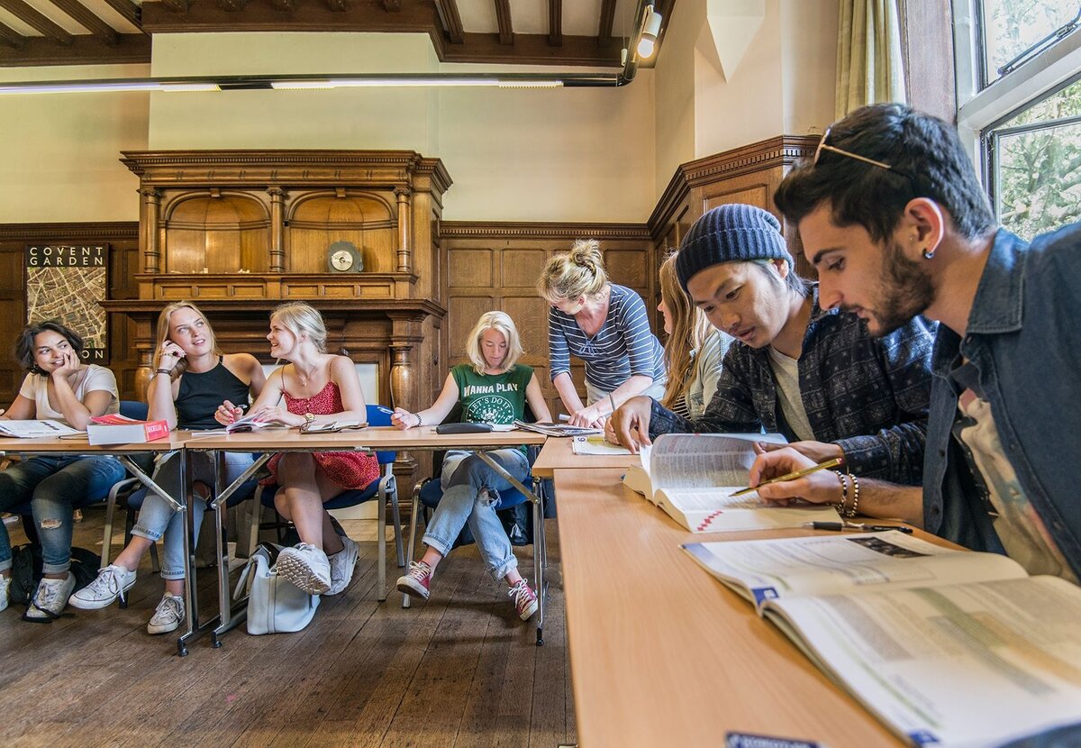 Изучать английский язык лучше всего в Великобритании. И не только потому, что английский для живущих здесь людей - родной язык. Британские традиции преподавания английского языка иностранцам имеют столь долгую историю, что сомневаться в качестве преподавания не приходится. Особенно, если речь идет о сильнейших языковых школах, к которым, без сомнения, относится и Loxdale English Centre в Брайтоне.