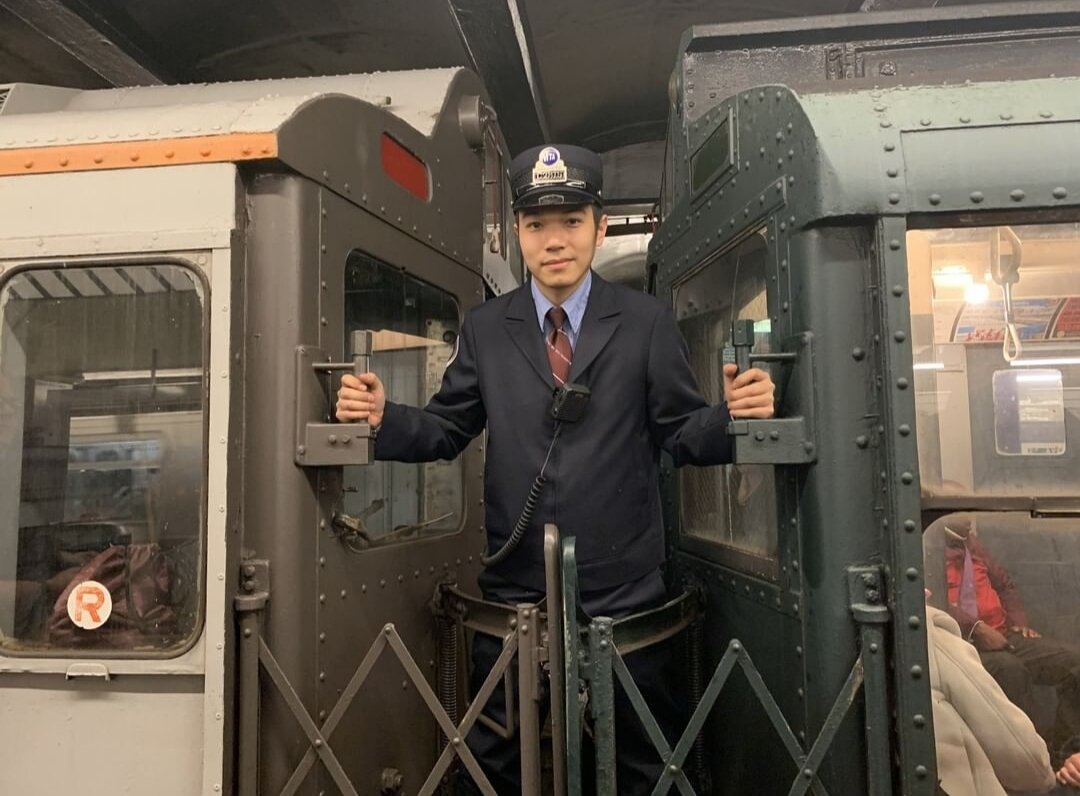 Стоячее место между вагонами старого поезда, Нью-Йорк, США, 2019