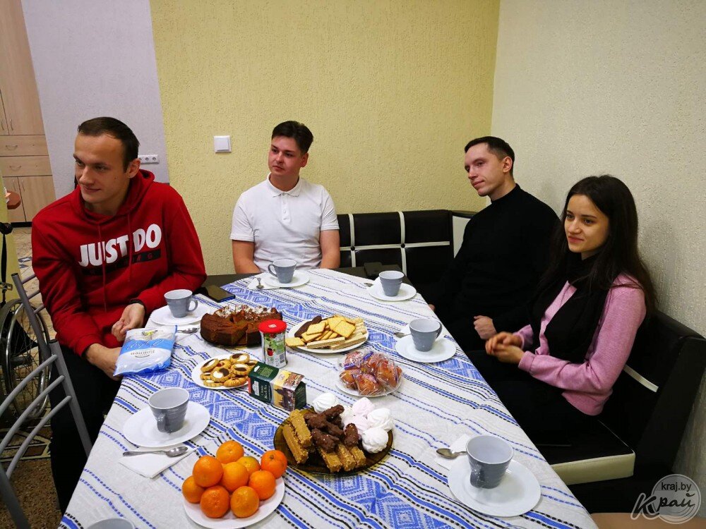 Волонтеры. Инициатор благотворительности Алексей Городничий второй справа