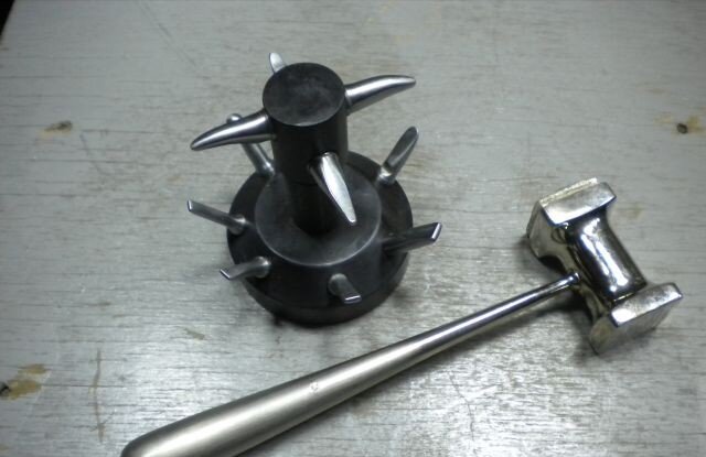 Молот и наковальня для изготовления штампованной коронки