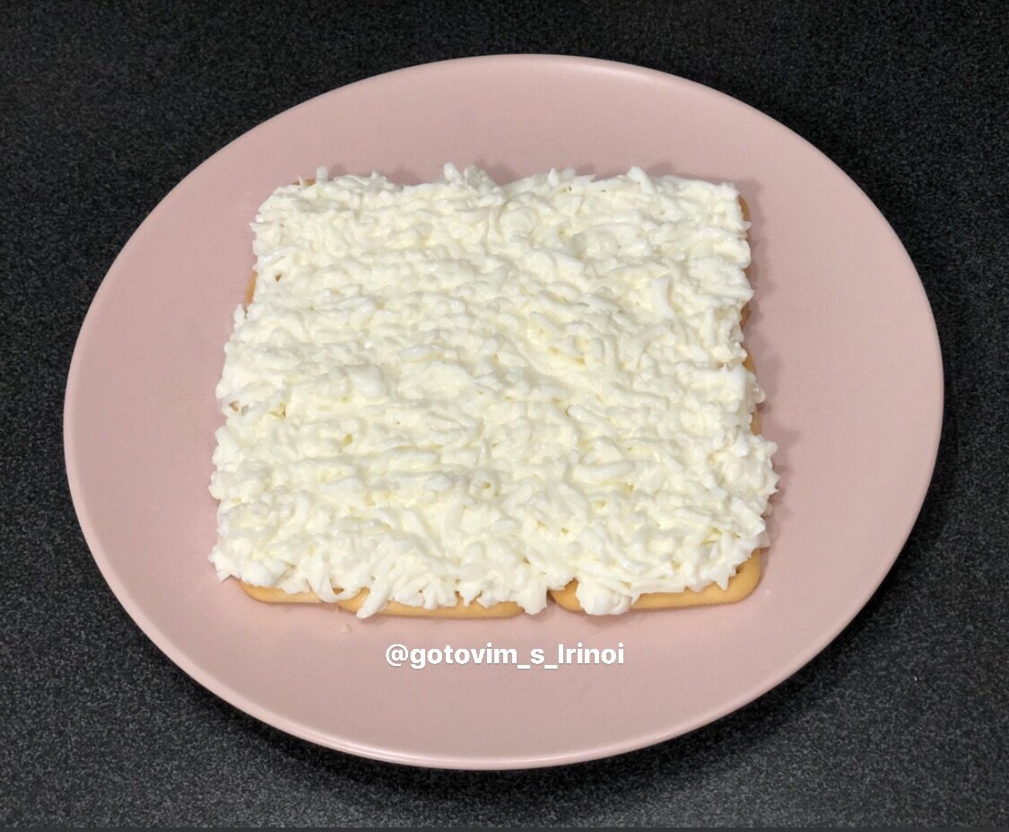 Закусочный торт-салат из крекеров, с рыбными консервами