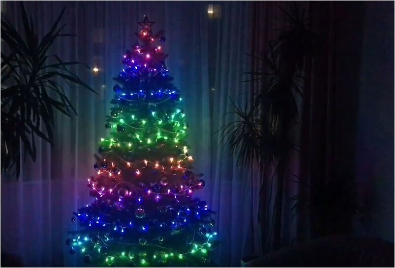 Каждый год я покупаю светящиеся шарики, сосульки, снежинки и тому подобные искрящиеся творения