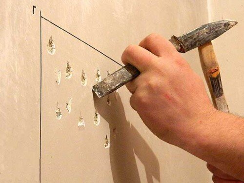 Нанесение насечек перед штукатуркой