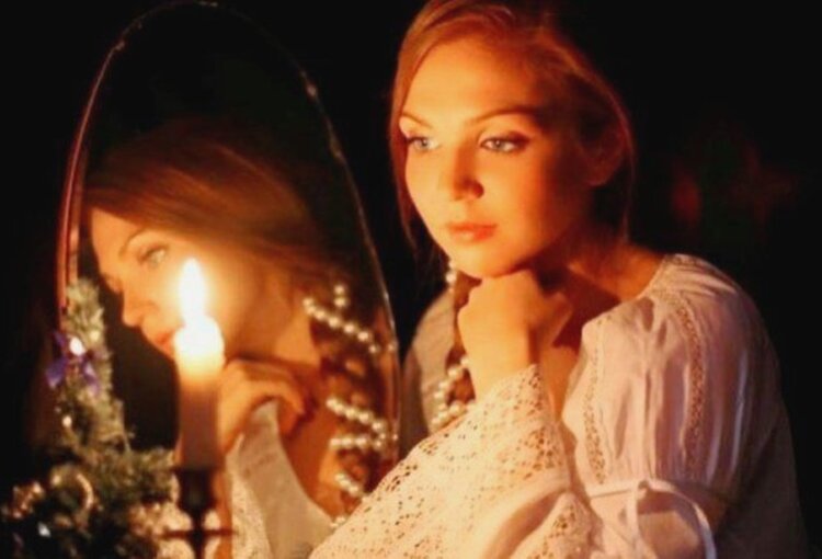 Приготовьте все, что нужно для гадания и настройтесь на положительный результат