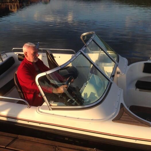 Катер не мой... - сына возлюбленной.   Напомнило весёлые дни на Днепре! Река Караидель, Южный Урал, 2016. Фото из архива автора.