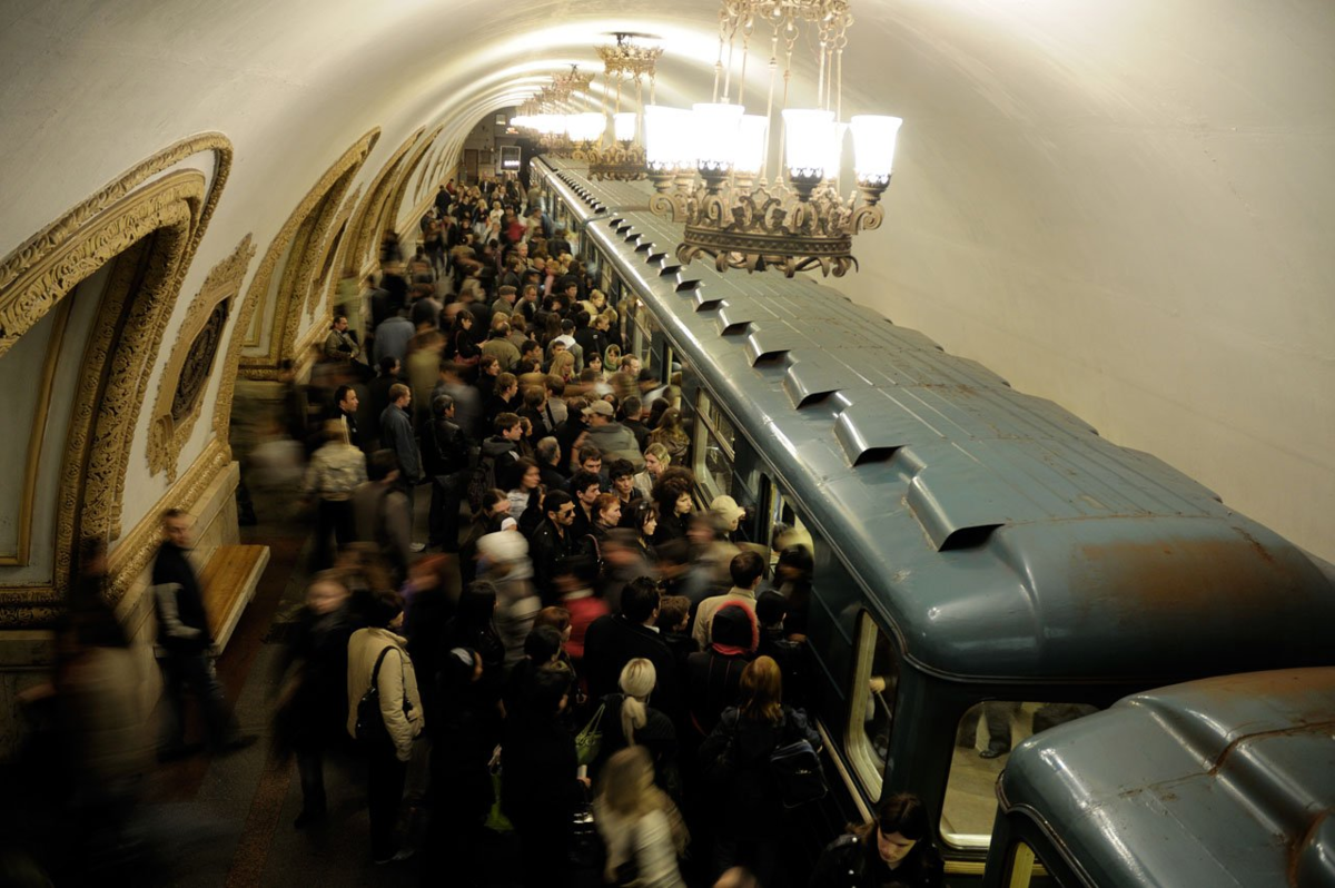 Метро москва часы. Станции метро Киевская в час пик. Час пик в метро в Москве. ЧАСПИК В Московском метро. Станция метро Комсомольская в час пик.