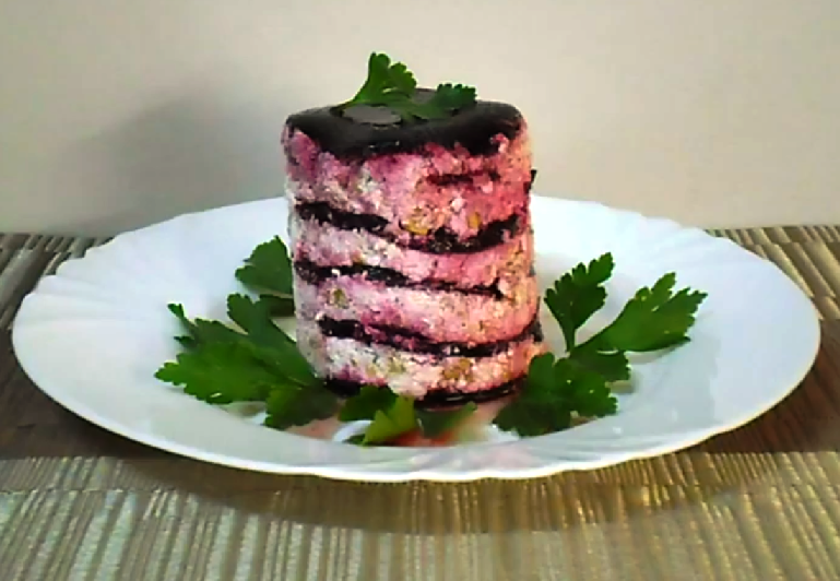  "Башенка" из творога и свёклы - пикантная закуска из простых продуктов 
