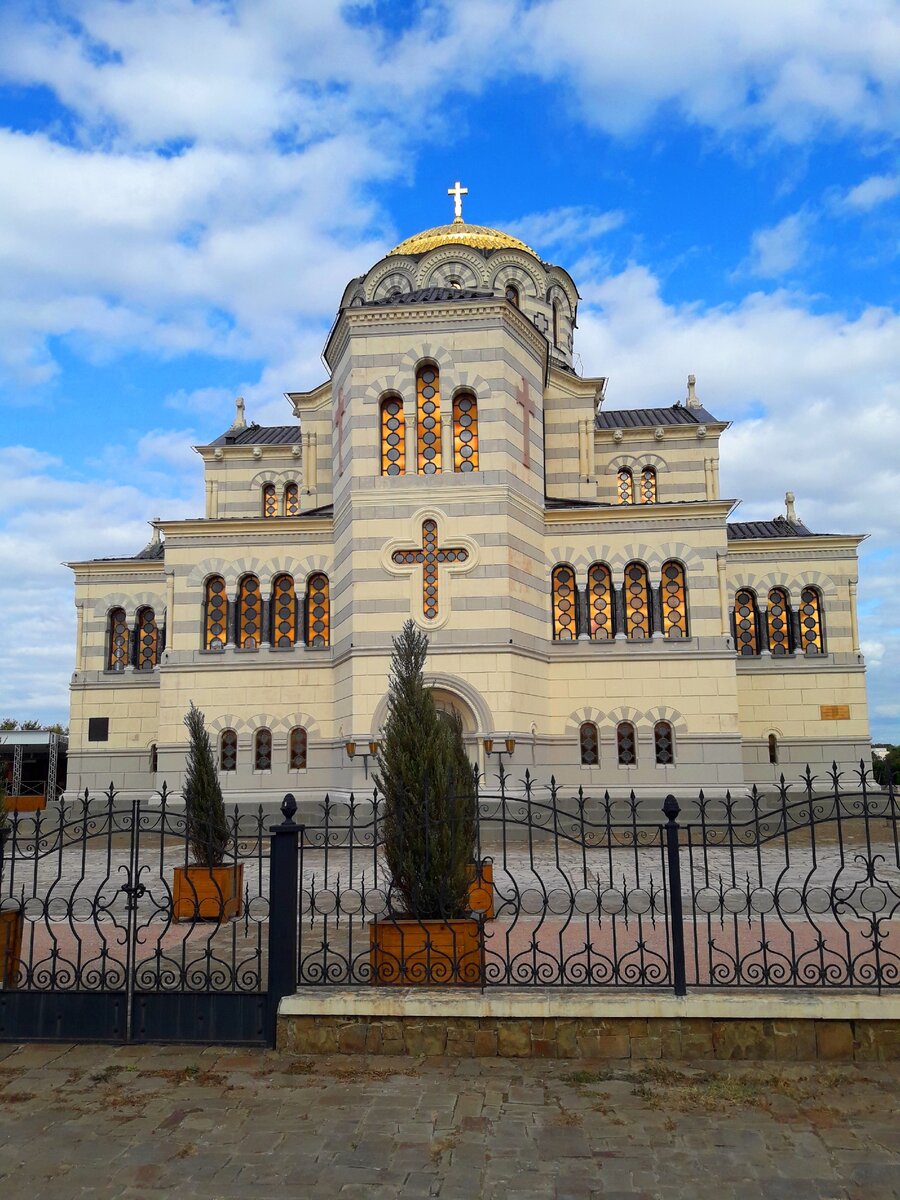 Наша с мужем прогулка по осеннему Херсонесу (Крым), увидели яму для гарума и камень, из которого видно море и небо