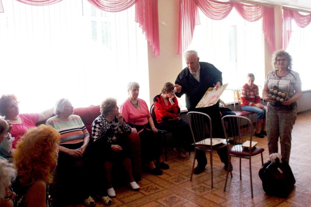 Мирошин А.С. Проводит лекцию на тему: "Как долго жить без лекарств"