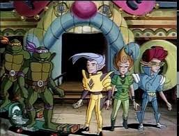 4 серия"крутые тинейджеры из измерения икс"       Шреддер впервые открывает портал в Измерение Икс, откуда появляется компания Нейтрино и двое каменных солдат Крэнга, с которыми сразу завязывают бой Бибоп и Рокстеди. Шреддер останавливает бой и Трааг с напарником на танке отправляются ловить Нейтрино, которые уже познакомились с черепашками. Те вступают в бой используя свою технику, и Леонардо удается вывести из строя танк Траага, но тем временем на место схватки прибывает полиция и солдаты. Трааг и его напарник отступают, прежде чем добраться до Технодрома, они запускают синтезатор погоды — устройство меняющее погоду в зависимости от его настройки, с которым теперь предстоит разбираться черепашкам.

Примечание: Первое появление нейтрино (Калы, Даска, и Зака), генерала Трагга.

Примечание: Первый эпизод без Мастера Сплинтера.

Злодеи: Шреддер, Бибоп, Рокстеди, Крэнг и генерал Трааг.

 