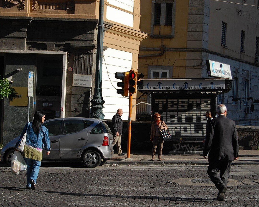 Неаполитанцы идут на красный напротив надписи "Безумные вы головы, в этом вашем Неаполе!"