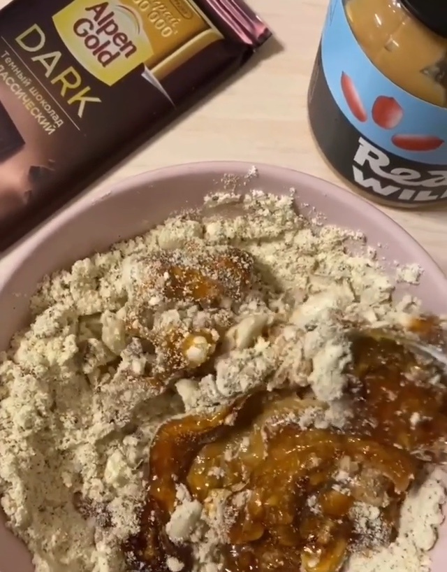 Теперь обжаренное сухое молоко смешиваем с медом,арахисом и арахисовой пастой. Хорошенько перемешиваем до получения однородной консистенции. Совет: добавляйте мед постепенно, так получится быстрее и проще достичь плотной массы.
