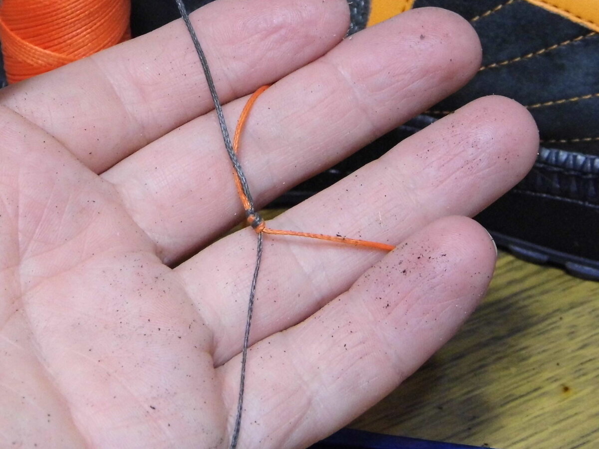 Верх снаружи - серый, подкладка - рыжая.