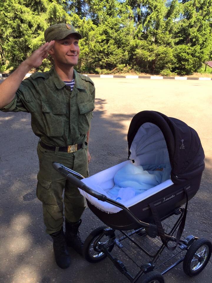 Удивительная семья... Удивительный мальчик удивительной мамы и родной дядя малыша Артемия. Саша Махамре - иорданец, который стал гражданином России и принял ошеломительное для его мамы (а моей подружки Альфии) решение честно отслужить в российской армии! Я от всей души поздравляю Александра и его маму с праздником. Альфия - самый настоящий посол мира и России в далёкой Иордании!