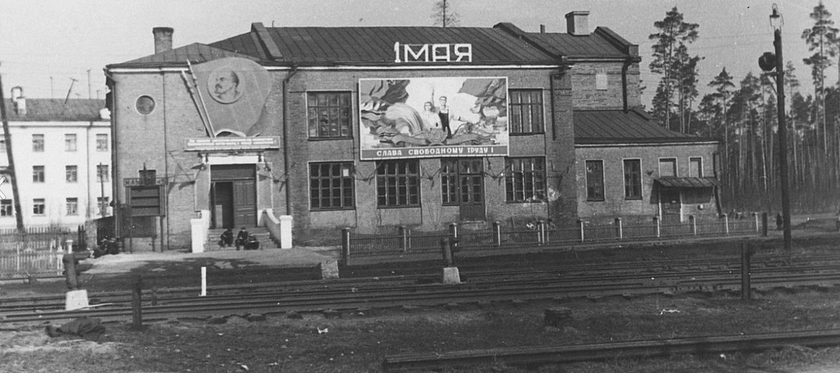 Старый советский фабричный клуб оказался заброшенным училищем. Попал внутрь и сделал любопытные фото