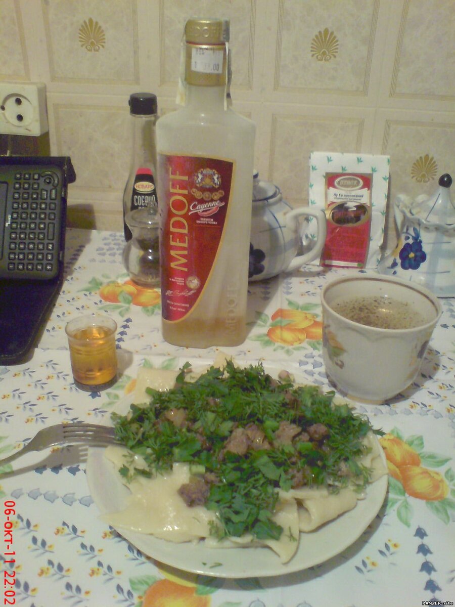 Сейчас  модно делать рестораны с какой-то заграничной кухней, чаще это кухня  итальянская, реже японская или китайская, а меж тем, кухни народов  бывшего СССР тоже заслуживают очень пристального внимания!
 Я тут уже порассказал и о литовской кухне, коснулся кухни грузинской, совместно с Albay’ем, погрузились в блюда армянской кухни, пришло время двинуться дальше на восток.
 Расскажу я о бешбармаке. Не скажу, у какого народа это блюдо появилось первым, но готовят его во многих районах Средней Азии.
 Я рецепт, хоть и косвенно, узнал от казашки, следовательно, и готовлю бешбармак так, как готовила его она.
 Собственно ничего сложного в нем, нет, да и аналоги в других кухнях тоже  присутствуют, можно это блюдо сравнить и с галушками с мясом, и даже с  макаронами по-флотски. Принцип один и тот же, исполнение только  несколько разное.
 Опять же, блюдо не шокирует обилием ингредиентов, нужно совсем не много:
 Мясо (желательно баранина, но я сделал с говядиной, хотя это не принципиально, подходит любое) – 300-400 грамм.
 Лук репчатый – 2 штуки среднего размера.
 Тесто пельменное – с пол кило, примерно.
 Специи и зелень по вкусу.