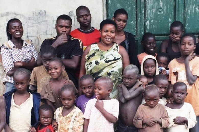 Женщина 44 детей. Мариам Набатанзи Бабирье. Самая многодетная мама в мире. Самая многодетная женщина в мире. Многодетная Африканская.