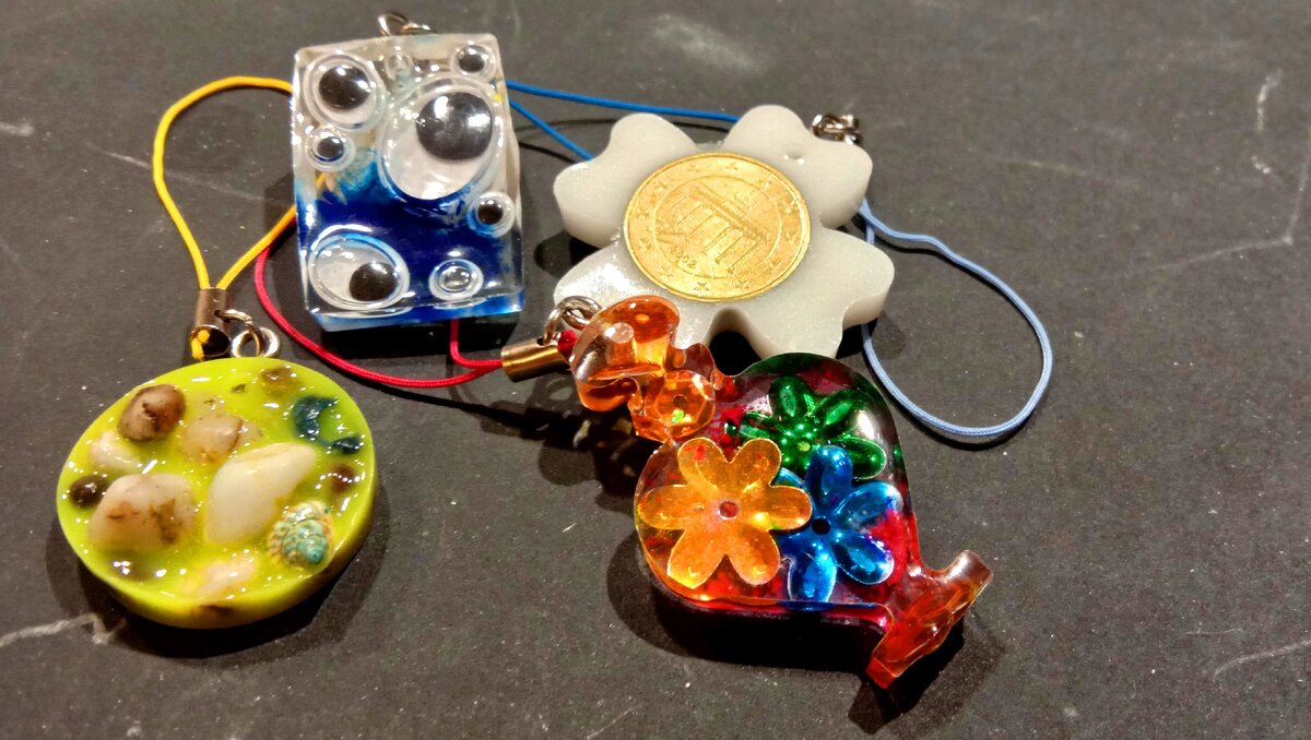 Состав окрашивается в любой цвет, варианты включения ограничены фантазией мастера.