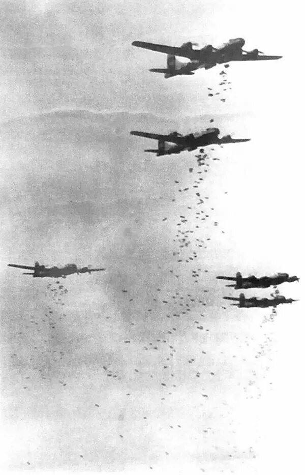 Самолеты Boeing B-29S сбрасывают бомбы на Японию
