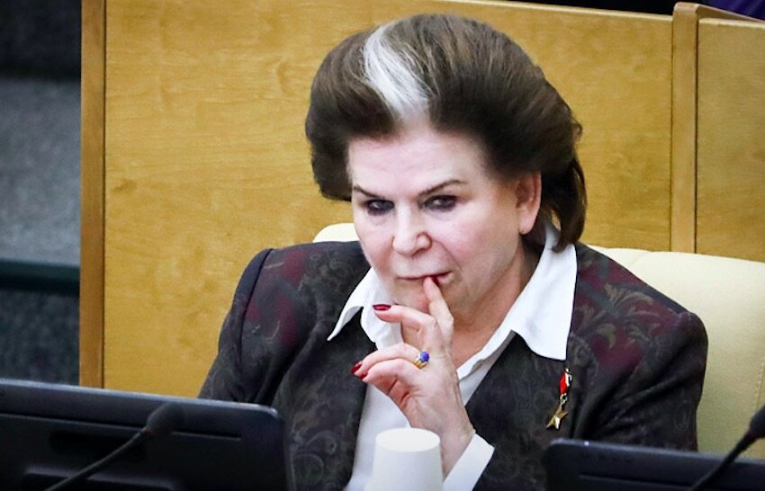 Президент РФ Владимир Путин, приехавший в Госдуму, с свою очередь предложил направить поправку "об обнулении" в Конституционный суд, чтобы там оценили возможность её вынесения на всенародное голосование в конце апреля.