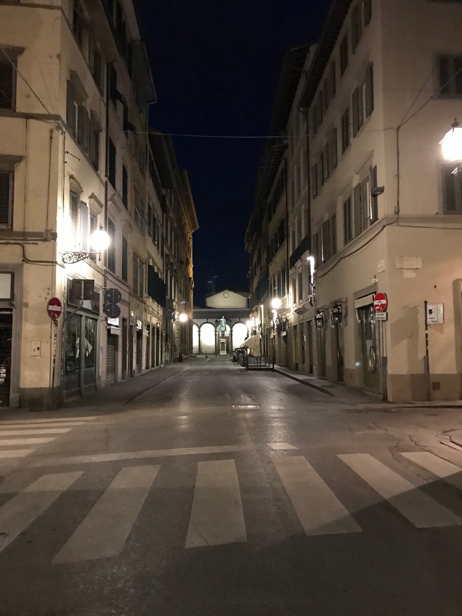 Вид на пустую Piazza della Santissima Annunziata