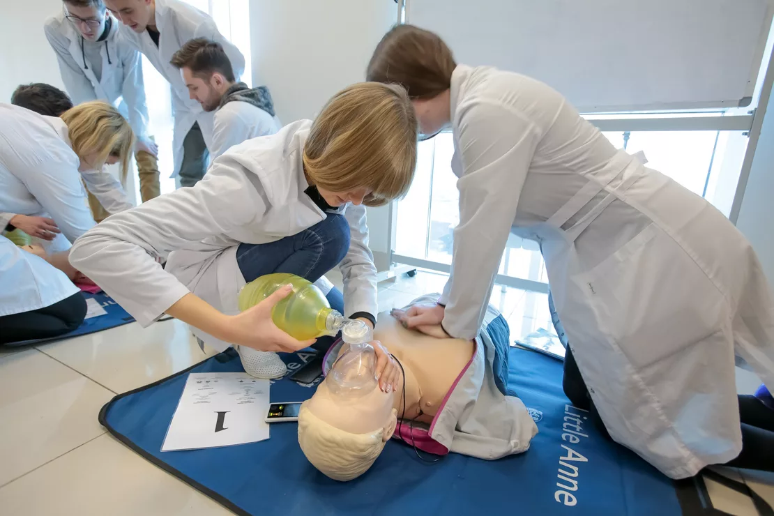 Учеба первая медицинская. Студенты медики на практике. Практика студентов медиков в больнице. Мед студенты на практике. Студенты медики на практике в больнице.