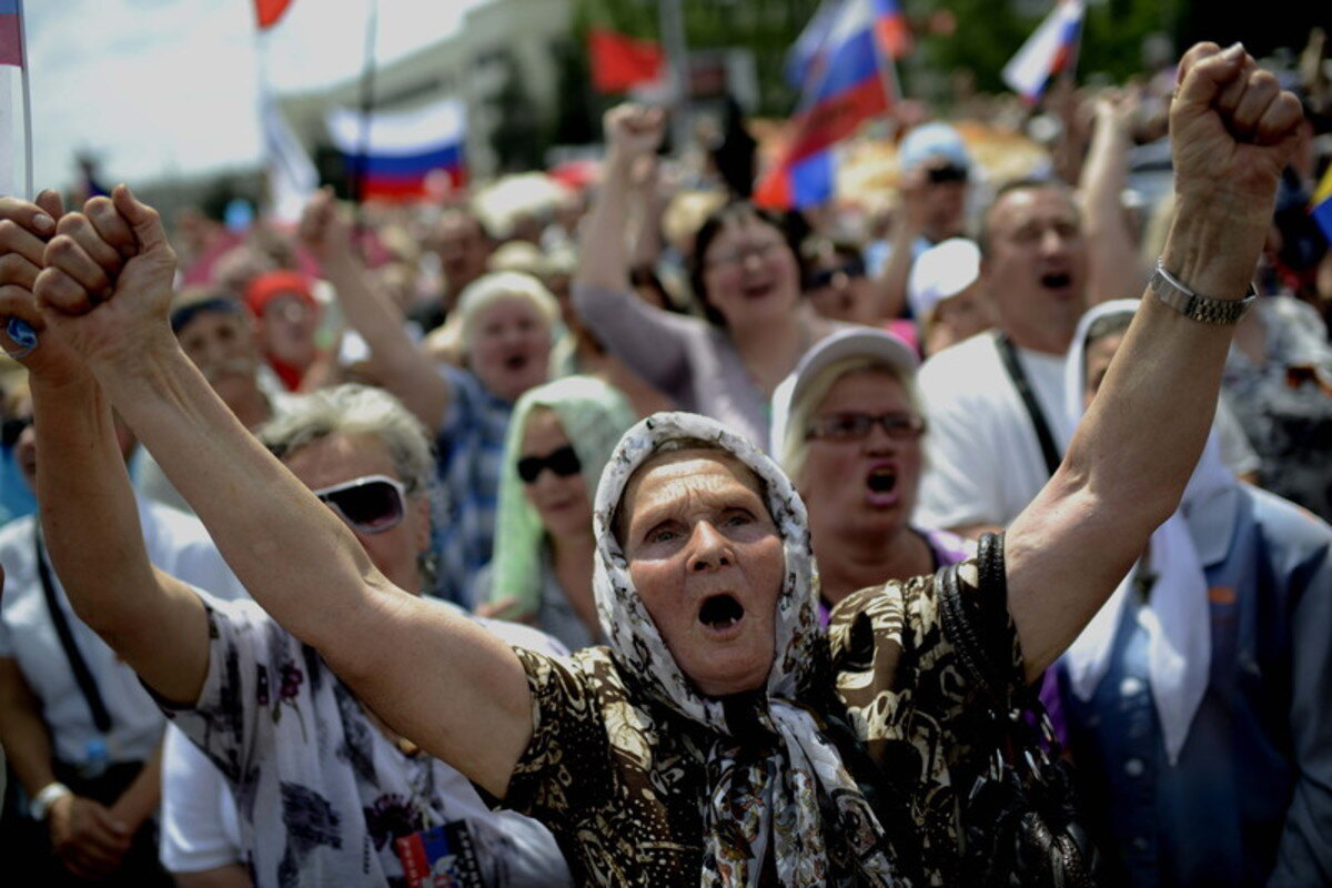 Толпа бабушек. Толпа пенсионеров. Бабки на митинге. Недовольные россияне. Россияне плачут.