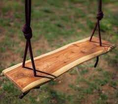 Красивые качели из доски. (Доска, как видно, шлифованная и лакированная.)