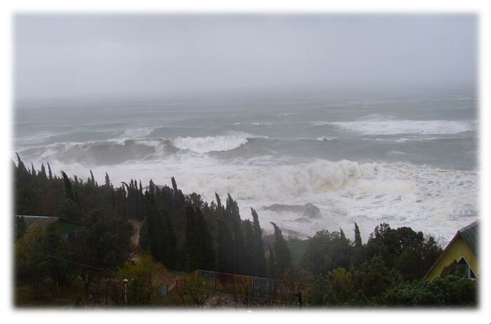 Шторм в Ласпинской бухте (г. Севастополь) 11 ноября 2007 года