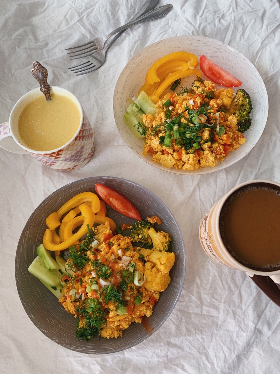 Омлеты, куркума латте у меня и кофе у мужа:) 