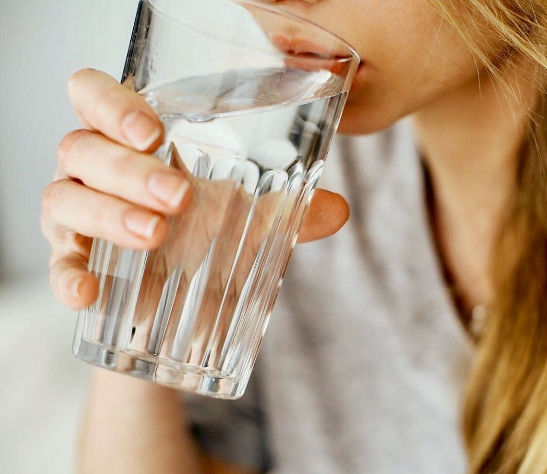Пить воду после пробуждения. Пить воду. Стакан воды. Бокалы для воды. Стакан теплой воды.