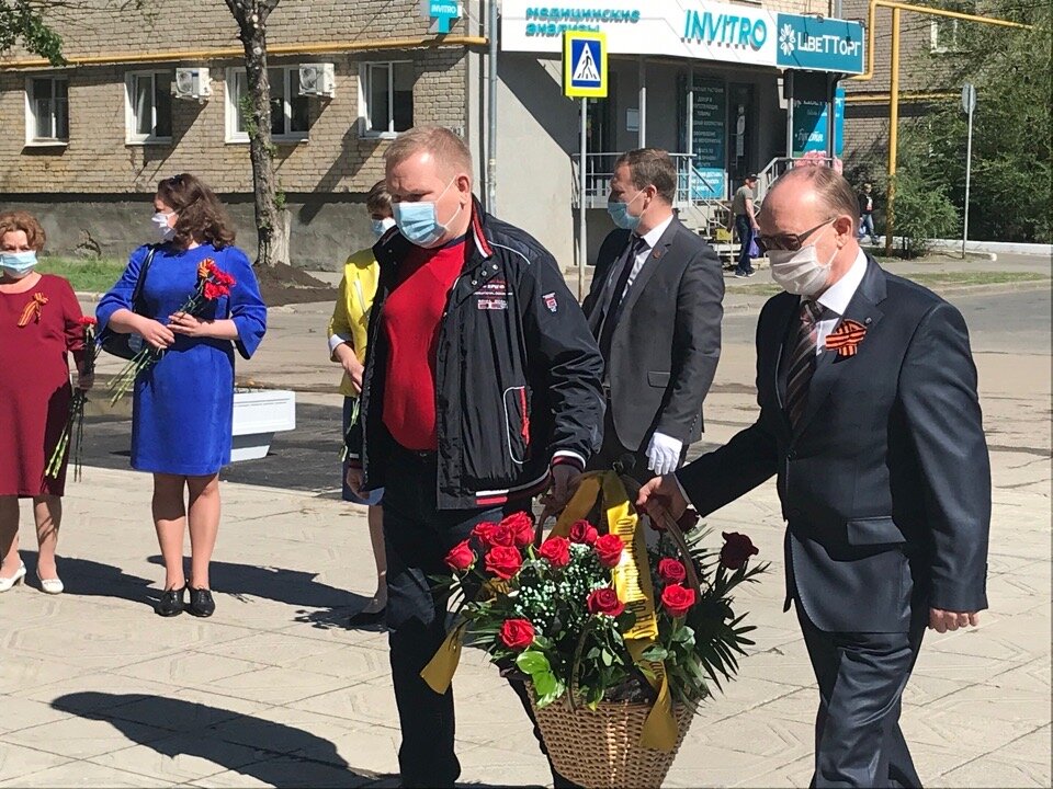 9 мая  в честь праздника Великой Победы состоялось возложение цветов к Памятным местам Комсомольского района Тольятти.-2