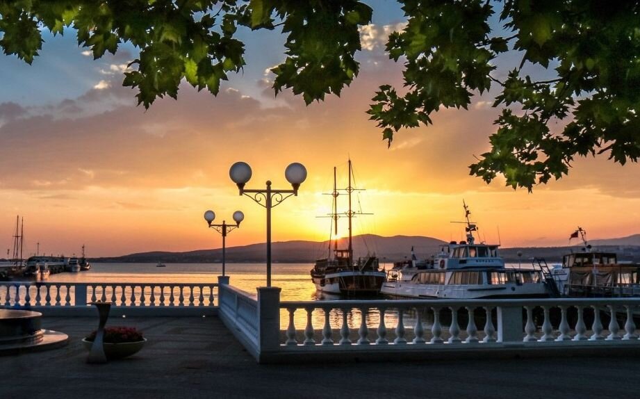 Город-курорт Геленджик , южные ночи, мягкий тропический климат, горы и море